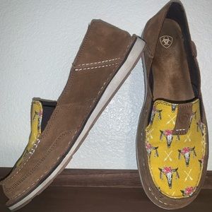 Women’s Ariat Cruisers size 9.